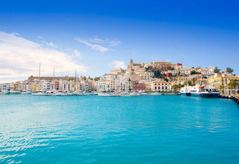Ibiza-Stadt mit Kirche unter blauem Himmel