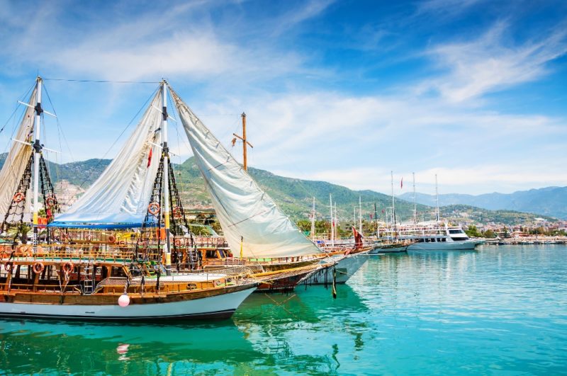 סירות תיירים בנמל אלניה, טורקיה