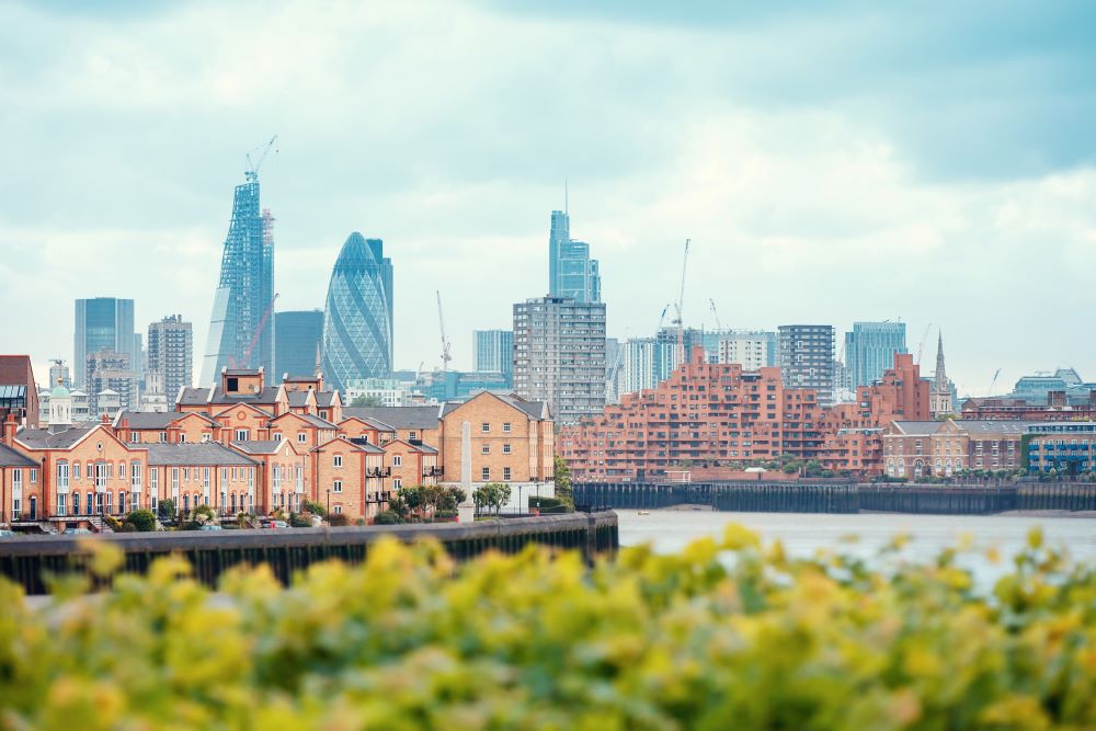 Gibt es staatliche Programme oder Anreize für Ausländer, die in Immobilien im Vereinigten Königreich investieren?