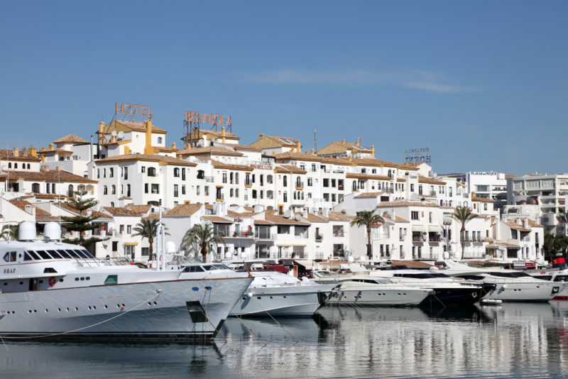 Luxusyachten im Yachthafen von Puerto Banus, Marbella, Spanien. Foto aufgenommen am 22. Mai 2012