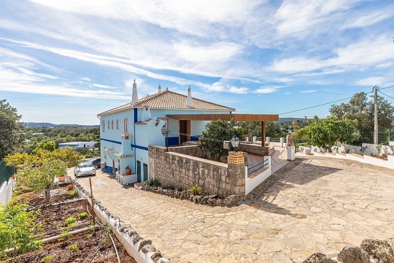 Luxurious Villa For Sale in Loulé