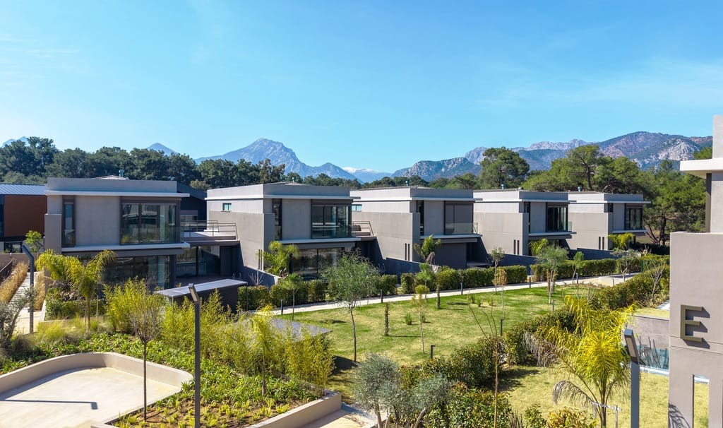 Modern Antalya-area villas exterior with mountain backdrop in Dosemealti, Turkey