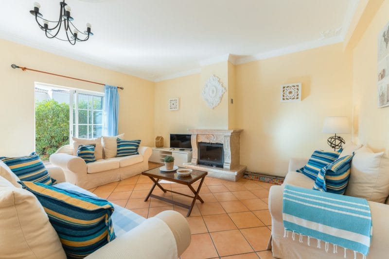 Traditional Style Villa In Vale Formoso