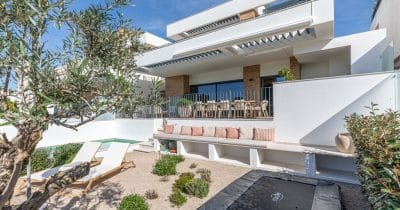 Contemporary Villa For Sale in Quarteira