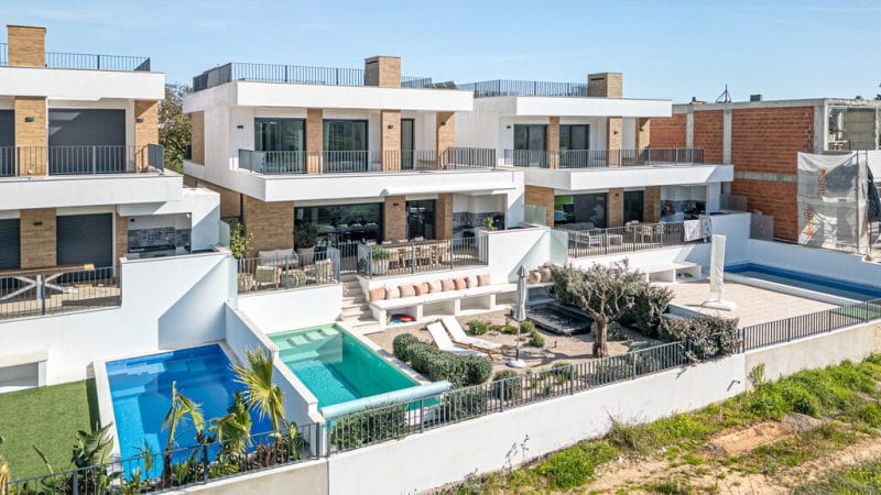 Contemporary Villa For Sale in Quarteira