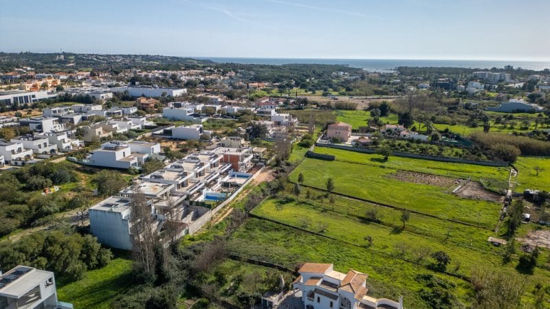 Contemporary Villa For Sale in Quarteira